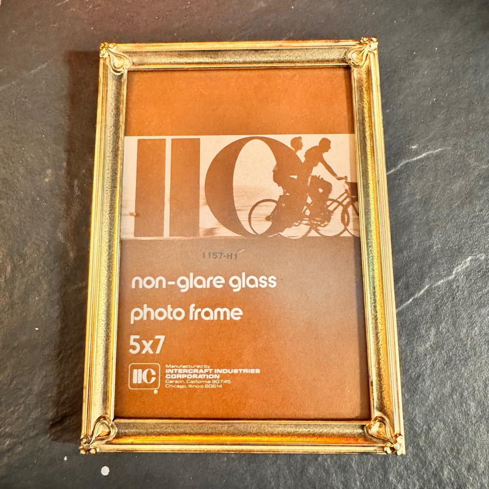 VTG‎ Intercraft Industries Gold 5x7 Photo Frame Non Glare Glass Desktop Easel